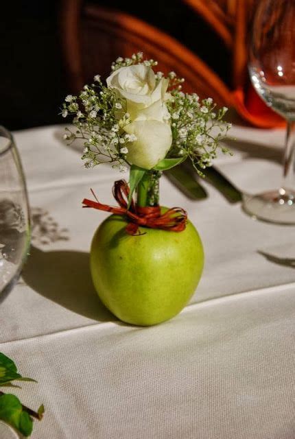 Une Pomme En Guise De Vase Pour Une Déco De Table Blumengestecke