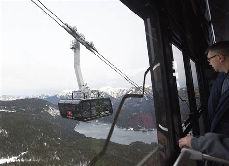 Bei einer bergeübung außerhalb der betriebszeit rast ein korb ungebremst in eine gondel. Bild zu: Nach Seilbahn-Unfall: Auf der Zugspitze geht es ...