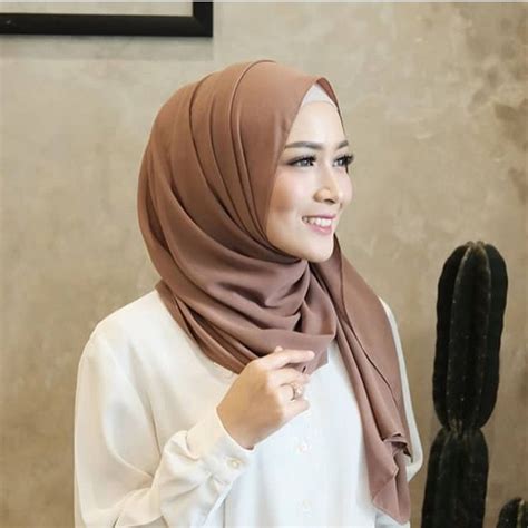 Kamu juga bisa mengenakan tutorial hijab pashmina simple tanpa menggunakan peniti atau jarum pentul, lho! Tutorial Simple Pashmina Terbaru - Muslimah Cantik