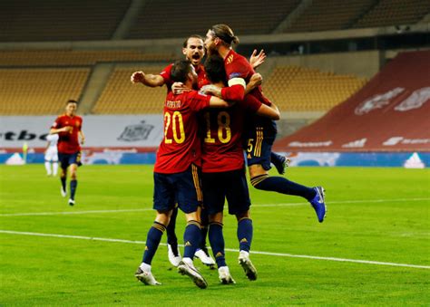 Ketika itu, keduanya tergabung dalam satu grup. Spanyol vs Yunani: Prediksi Skor, Line Up, Head to Head ...