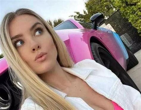 Горячая теннисистка засветила свои прелести в сексуальном белье возле машины видео