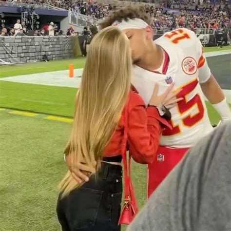 brittany matthews patrick mahomes kiss on sidelines at chiefs game