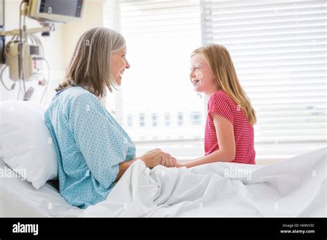 Petite Fille De Race Blanche à Visiter Avec Grand Mère à Lhôpital