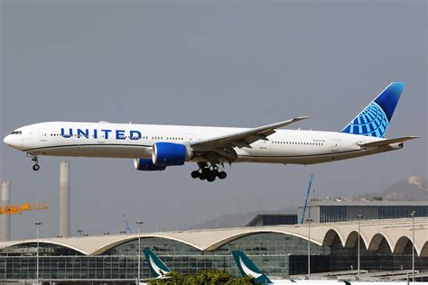 United Airlines Boeing 777 300er N2250u Hong Kong In Flickr