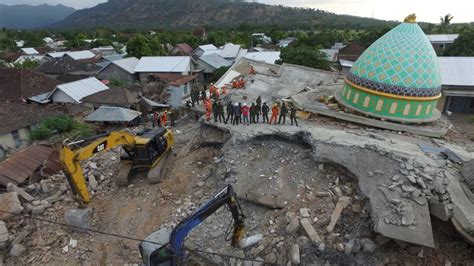 35 orang meninggal duniq, 115 orang luka dan 110 unit. Powerful tsunami strikes Indonesian island after huge ...