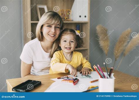 Retrato De Una Madre E Hija Sonrientes Que Dibujan Con Lápices De