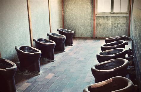 무료 이미지 의자 바닥 레스토랑 방 죽음 인테리어 디자인 기념물 역사 범죄 나쁜 잔인한 과거 다 하우 정자 kz 무서운 대량 살인 화장실
