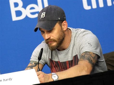 Tom Hardy Shuts Down Reporter Who Randomly Asked About His Sexuality