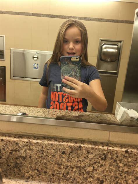 Pin By Zoe On Awesome Mirror Selfie Selfie Quick
