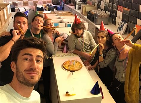 Pieter, nora, tinne, bart, alex en saartje zijn bevriend sinds hun studententijd in antwerpen. Wim De Smet: de dertiger die 'Dertigers' bedacht dankzij ...