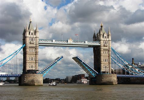 File:Tower Bridge,London Getting Opened 5.jpg - Wikimedia Commons