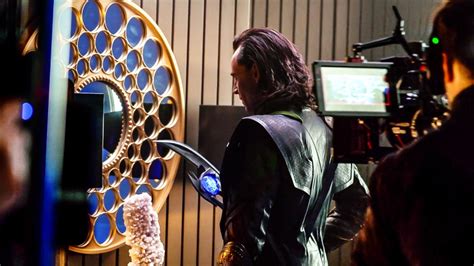 Loki Director Reveals Tom Hiddleston S Deleted Opening Scene In Stark
