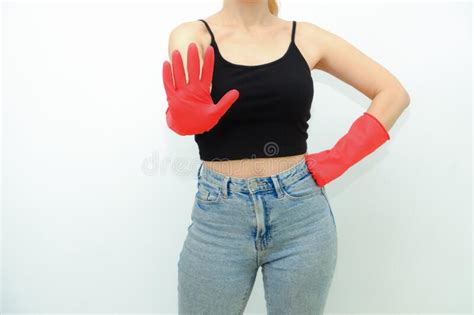 Mujer Limpiadora Con Guantes De Goma Rojos Sobre Fondo Blanco Guante