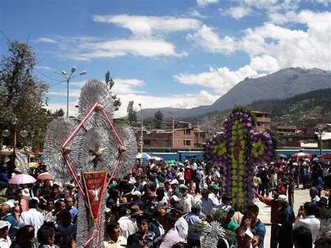 Fiesta De Cruces En La Ciudad De Huaraz