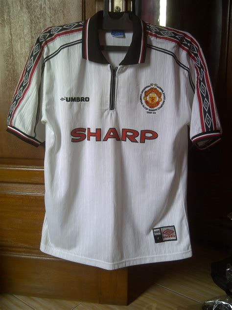 Manchester united's greatest ever goalkeeper lifted the european cup on that fateful day in 1999, solidifying his legend and playing his final united game of his career, against bayern munich. Manchester United Spécial Maillot de foot 1998 - 1999 ...