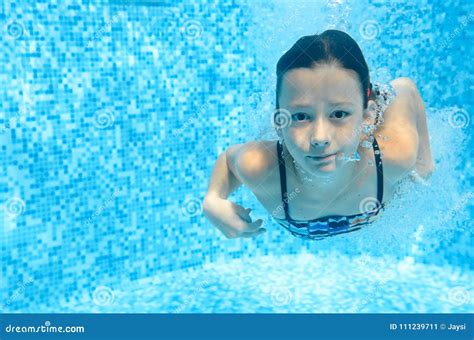 Kind Schwimmt Im Unterwasser Swimmingpool Glückliches Aktives Mädchen Taucht Und Hat Spaß Unter