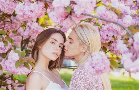 Couple Lesbien Printanier En Fleurs De Cerisier Dans Le Parc Belle Printemps Sexy Jeune Femme