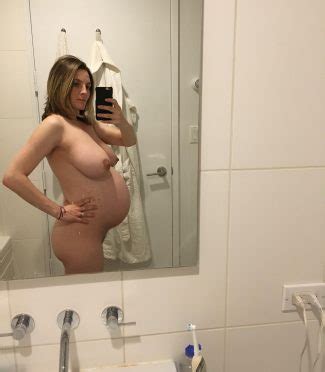 Kobieta w ciąży nago robi nudesy NagieFotki com