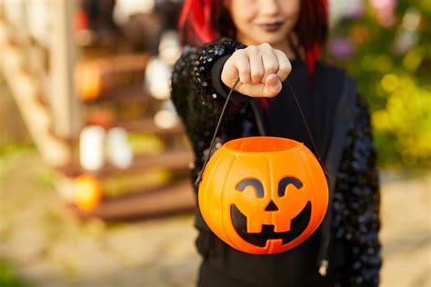 Teenagers Trick Or Treating Teens Should Be Able To Trick Or Treat On Halloween Because They Re