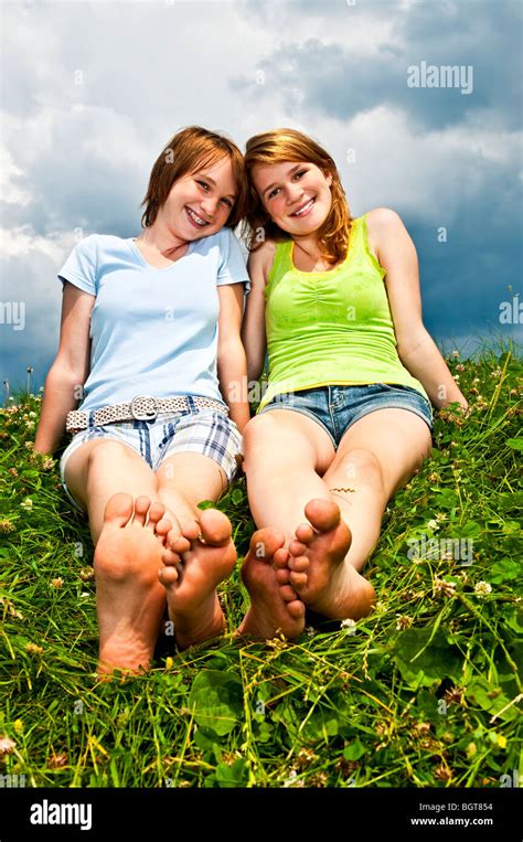 Zwei Junge Teenager Mädchen Freunde Sitzt Barfuß Auf Sommerwiese Stockfotografie Alamy