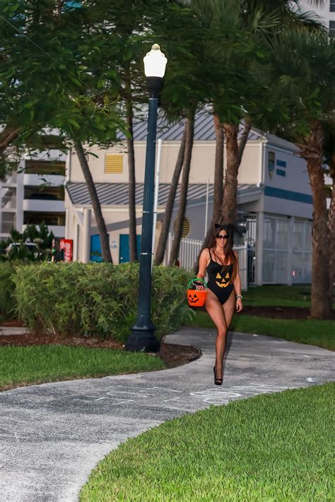 Claudia Romani Miami Beach Bay Area In Fl 10292019 • Celebmafia