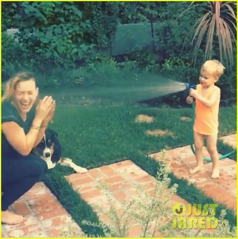 Photo Hilary Duff Son Luca Sprays Her With Water Video 04 Photo