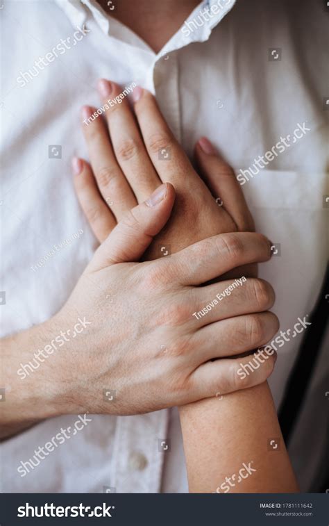 Woman Touching Mans Chest G Rseli Stok Foto Raflar Ve Vekt Rler