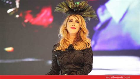 1973 yılının ocak ayında i̇stanbul'da dünyaya gelen hande yener baba tarafından aslen muğla marmaris'lidir. Hande Yener'in Şarkısı 91 Milyon Tıklanmayı Aştı!...