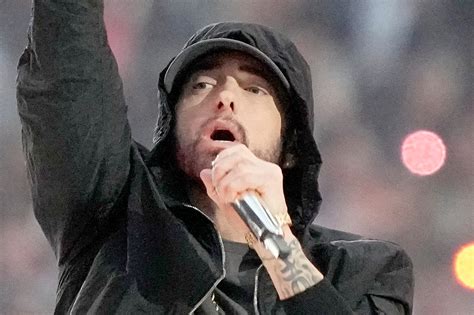 Fans Confused By Eminems Oddly Dark Eyebrows At Super Bowl 2022 Crumpe