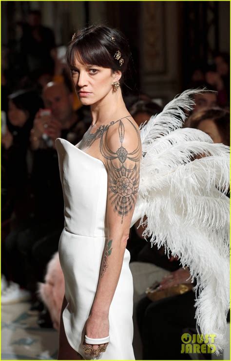 Asia & koneko no himitsu no keiyaku!?старшая школа dxd: Asia Argento Walks the Runway for Antonio Grimaldi Show: Photo 4214746 | Asia Argento Pictures ...