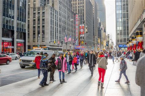 Crowded Sidewalk Along Sixth Avenue In Midtown Manhattan Stock Editorial Photo © Alpegor6