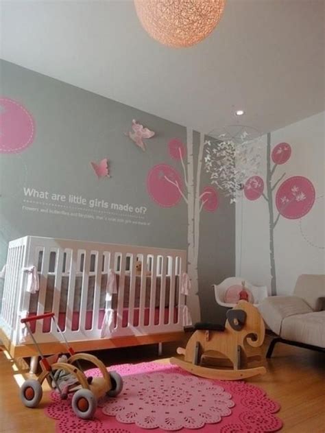 Süßes babyzimmer set in rosa und weiß. babyzimmer ideen rosa teppich wanddeko graue wandfarbe ...