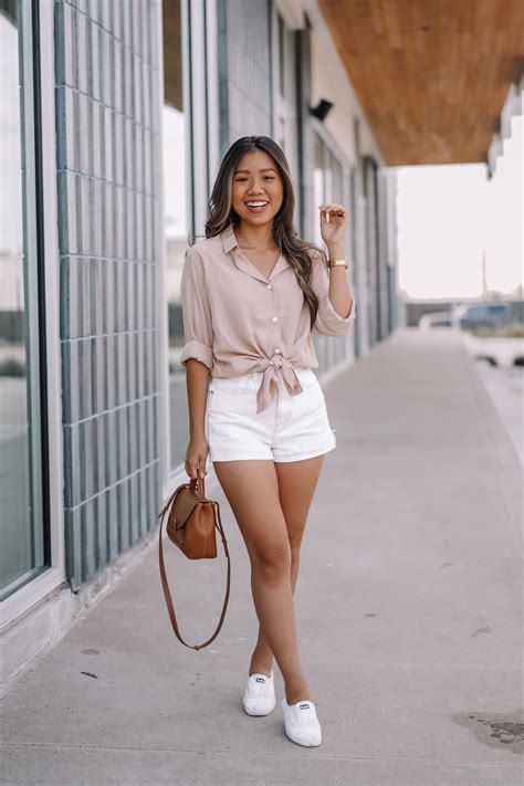 Casual Chic Neutral Outfit in 2021 | Chic mom outfits, Spring outfits casual, Petite fashion casual