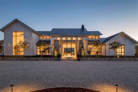 37 Stunning Modern Farmhouse Exterior Design Ideas Modern Farmhouse