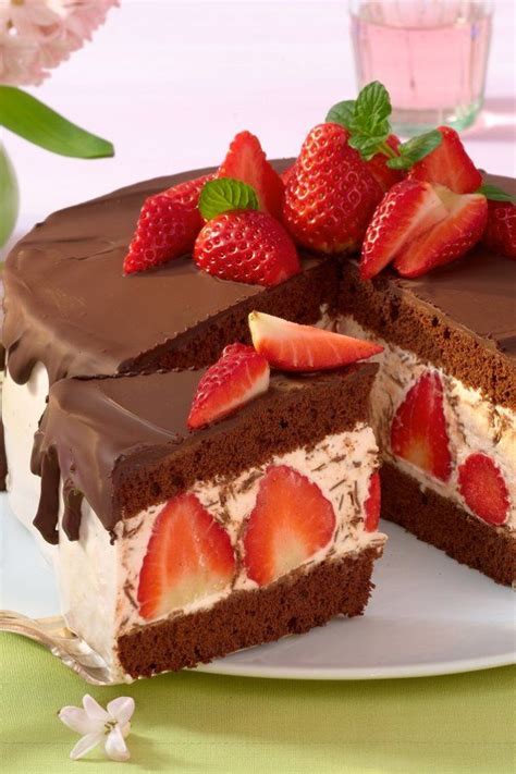 Maybe you would like to learn more about one of these? Frisch und fruchtig: Köstliche Erdbeer-Stracciatella-Torte ...