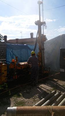 Il pozzo artesiano è in genere profondo e di piccolo diametro e si realizza grazie a trivelle montate su camion o cingolati. Perforazione per realizzare pozzo di 15 mt di profondità ...
