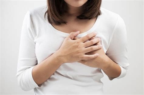 Sakit dada sebelah kiri sering dikaitkan dengan serangan jantung. Cara Hilangkan Sakit Dada Sebelah Kiri - Menghilangkan Masalah