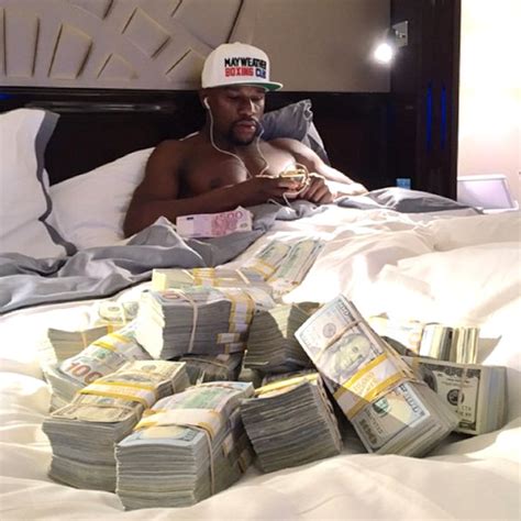 Floyd Mayweather Lies In Bed With Giant Amount Of Cash—see Pic E Online
