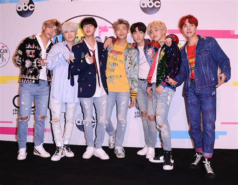 Quien es tu chico ideal de bts? K-Pop Group BTS Launches New Makeup Collection With V ...