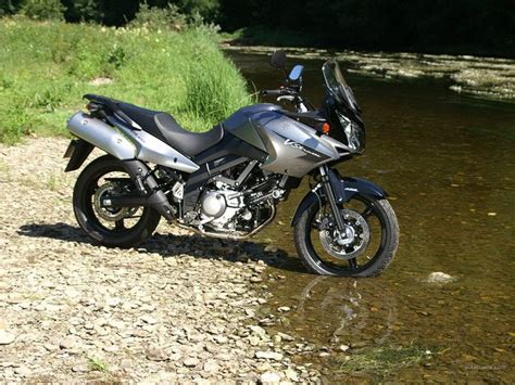 Tengo una 650 k8 y hago 150 kms diarios por curro con baúl siempre montado, mido 1,86 y peso más de 100 kgs (creo que la resistencia al aire por tamaño del piloto es un dato a tener en cuenta). Suzuki DL 650 V-STROM 2007 - Galerie moto - MOTOPLANETE