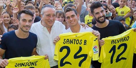 Rafael santos borré maury (born 15 september 1995) is a colombian professional footballer who plays as a forward for the argentinean club river plate. Rafael Santos Borré fue presentado en Villarreal ...