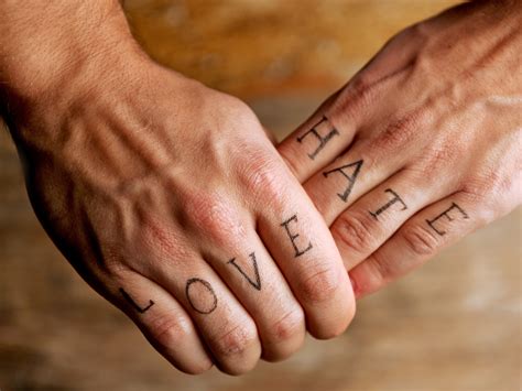 Tatuagem Letra R No Dedo