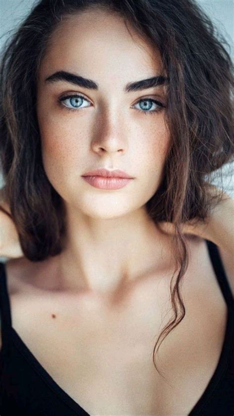 10 Hairstyles That Flatter A Brown Hair Blue Eyes Combination Artofit