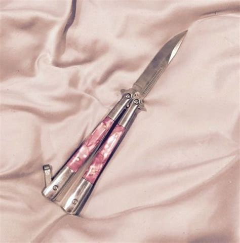 Pin By 𝐀𝐩𝐡𝐫𝐨𝐝𝐢𝐭𝐞 𖤐 On Knife Pretty Knives Knife Aesthetic Knife