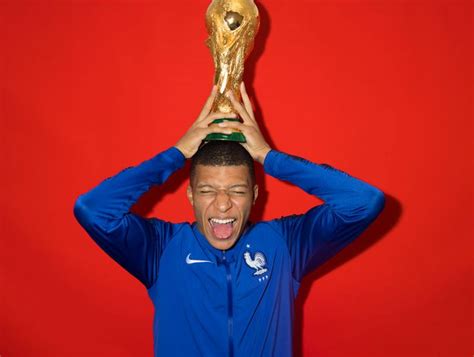 kylian mbappe of france poses with the champions world cup trophy joueurs de foot coupe du