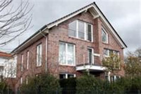 170 m², große massivgarage mit eingangsüberdachung, balkon mit brüstungsmauer, gasbrennwertheizung und solaranlage mit heizungsunterstützung. Moderne Stadtvilla Remscheid Solingen, Satteödach ...