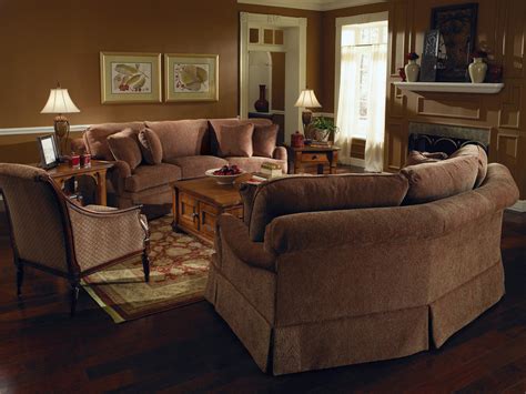 Kincaid Furniture Jackson Traditional Curved Sofa With Accent Pillows