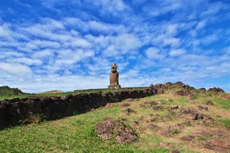 The easternmost polynesian culture, the descendants of the original people of easter island make up. Premium Photo | Rapa nui. the statue moai in ahu huri a ...