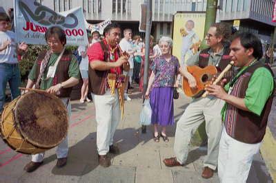 Główny bohater billy williams (cliff curtis) próbuje zorganizować. Jubilee 2000 - Birmingham