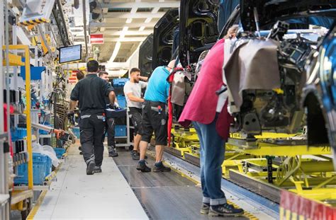 Produktionsstopp Wegen Corona Daimler Bereitet Sich Auf Kurzarbeit Vor